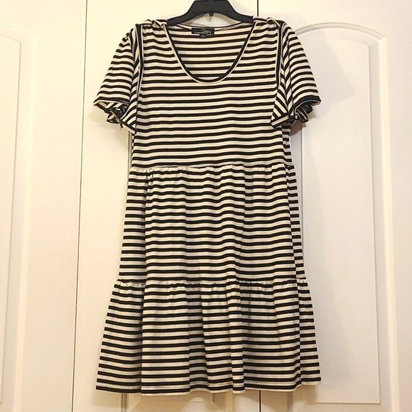 Suzanne Betro Tiered Knit, Flutter Sleeve Black & Cream Stripe Dress Size XL - Picture 1 of 5